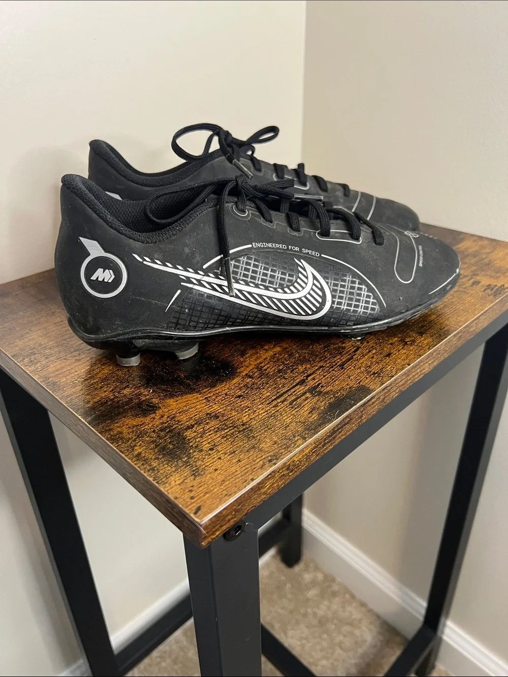 Nike sleek black